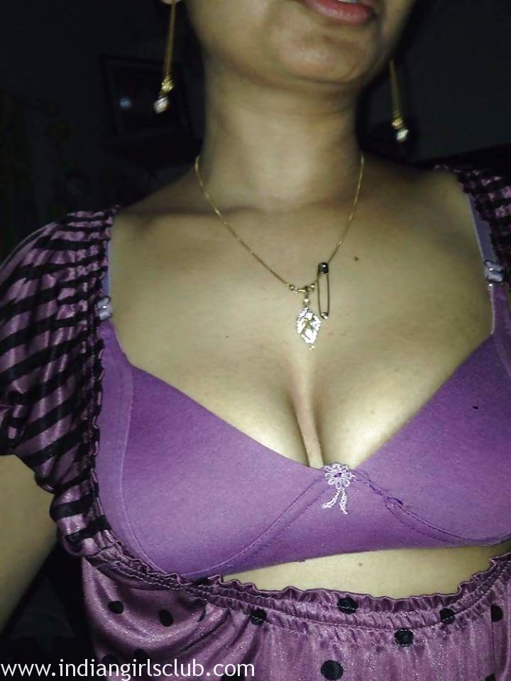 Sexy Indian Bhabhi Cleavage Photos 3