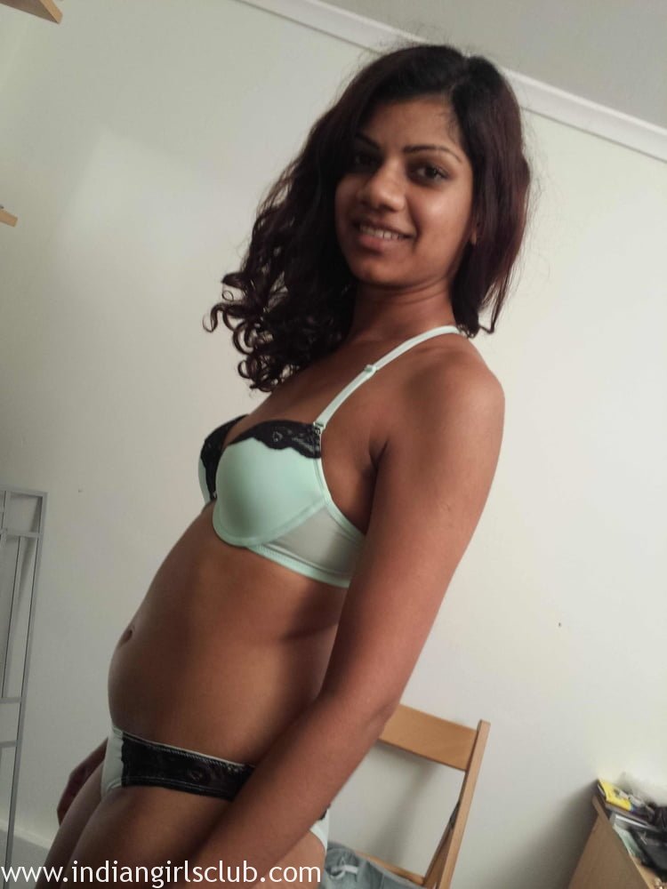 Dark Skin Srilankan Porn Babe Exposing Juicy Tits