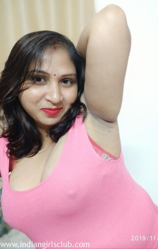 Big Boob Desi MILF Aunty Urvashi Bathroom Nudes