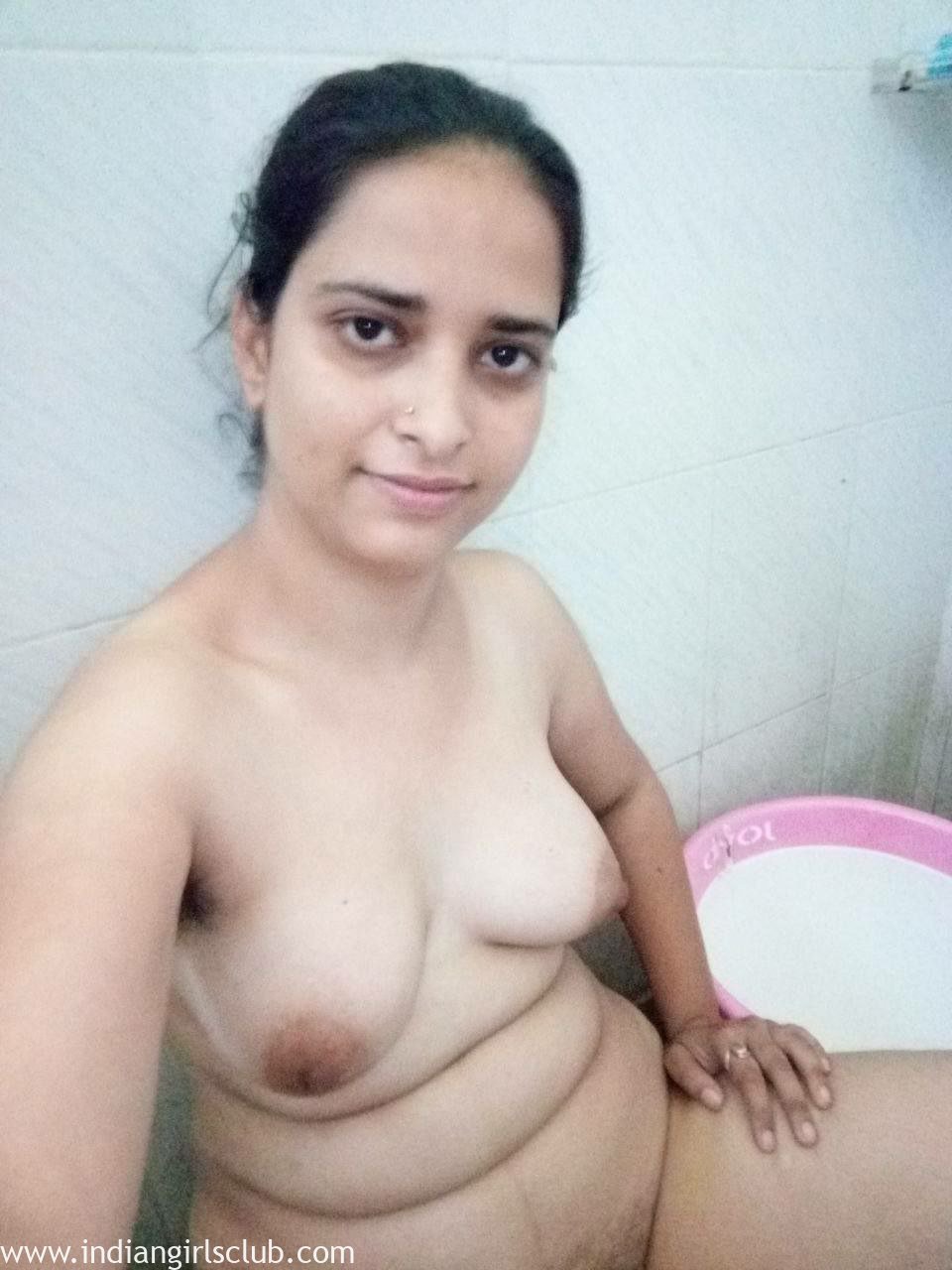 Hot Desi Aunty Revealing Her Hairy Indian Pussy